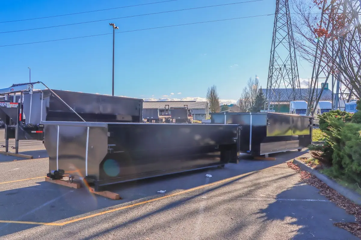 Professional dumpster rental and junk removal service in Laureles